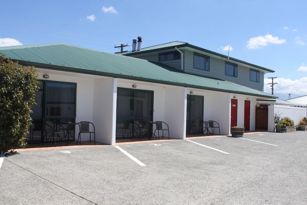 The Lakes Motel 4*