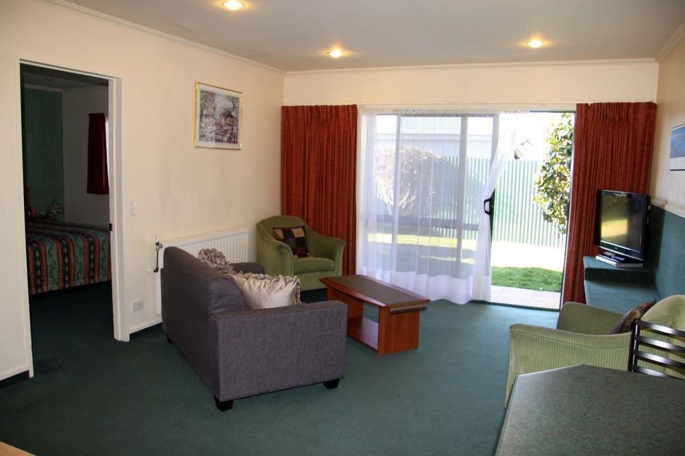 The Lakes Motel 4*