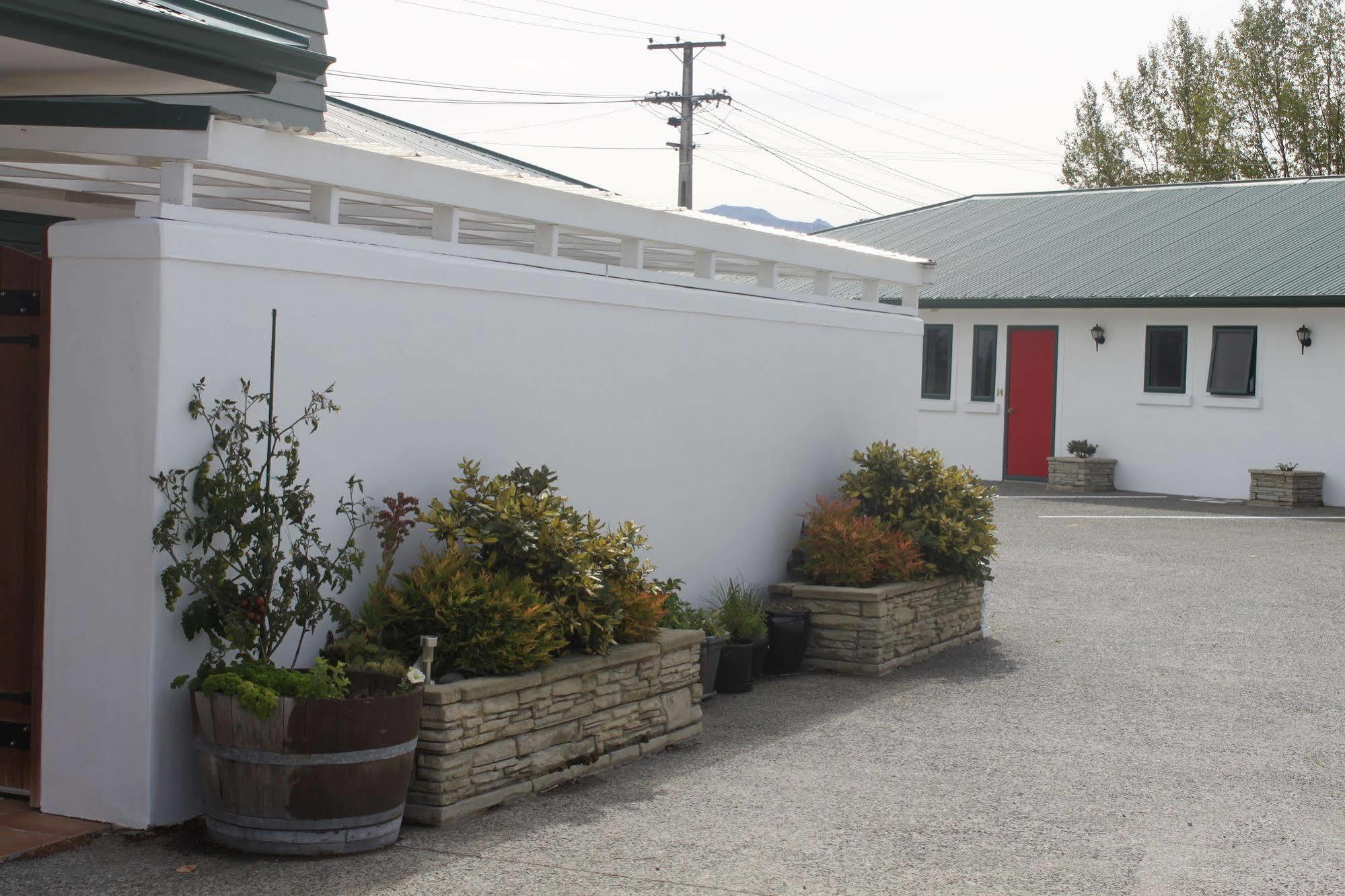 The Lakes Motel 4*