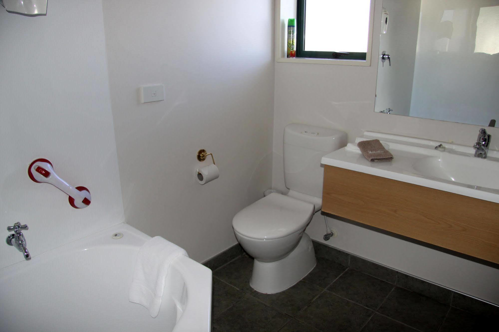 The Lakes 4*
